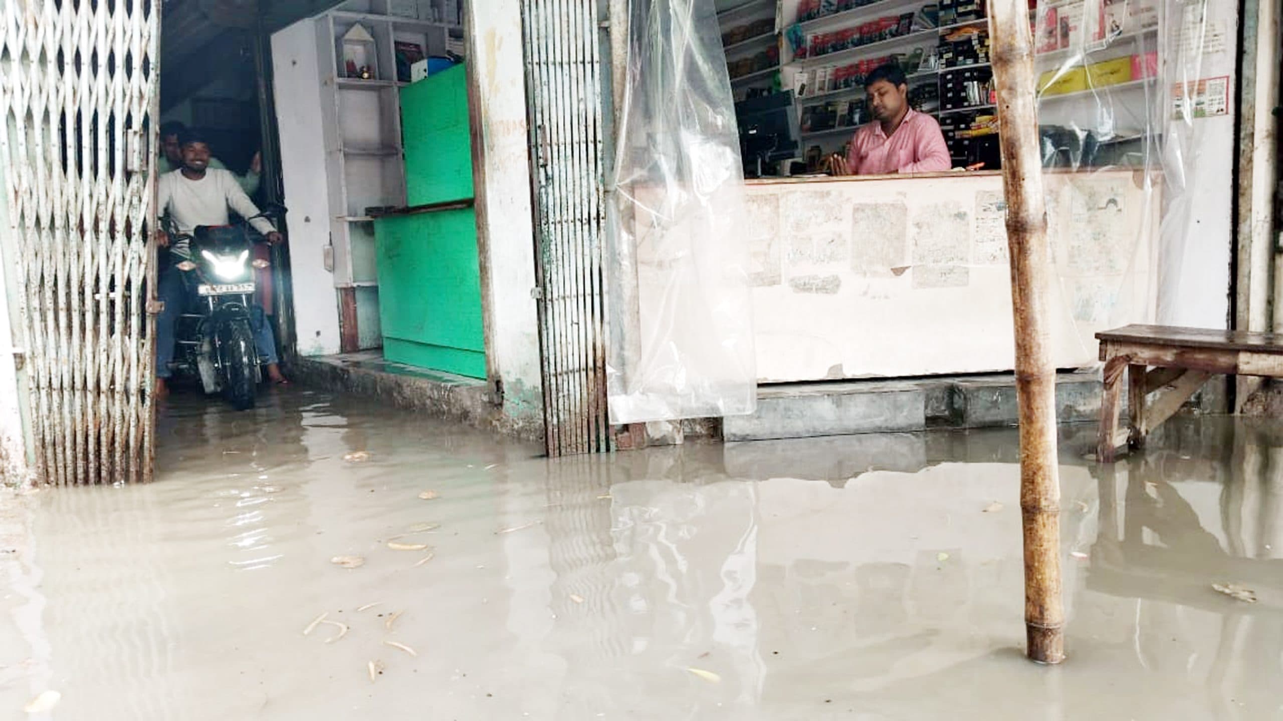 शहर हुआ जलमग्न, कई घरों और दुकानों में घुसा पानी