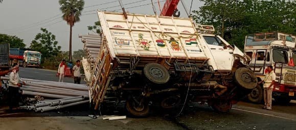 एनएच-722 पर दो वाहनों की हुई टक्कर, चालक बचे