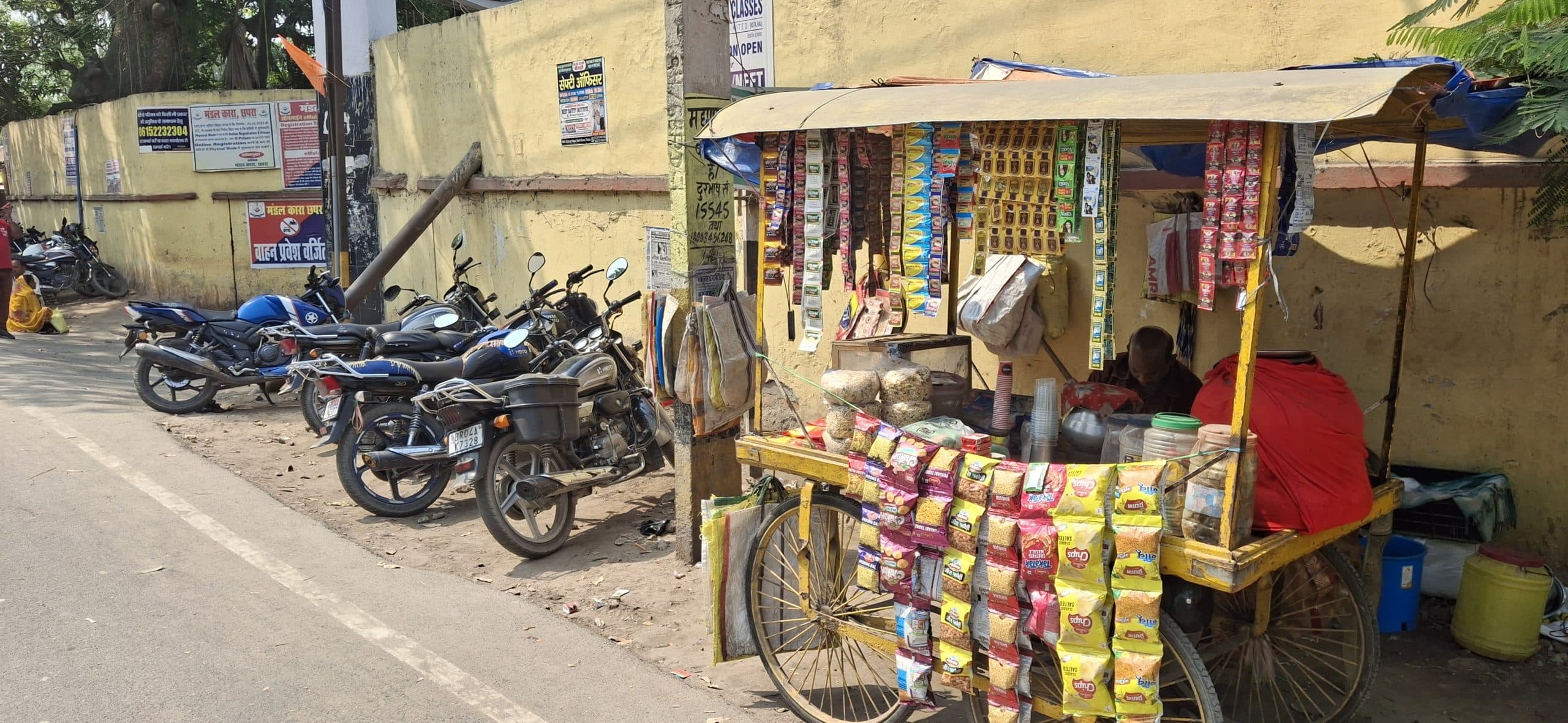 Saran News : मंडल कारा के बाहर खुलेआम हो रहा अतिक्रमण, नशीली चीजों की बिक्री जारी