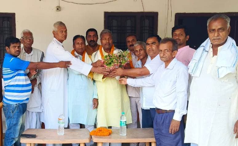 दूसरी बार बीस सूत्री अध्यक्ष चुने जाने पर ग्रामीणों ने किया सम्मानित