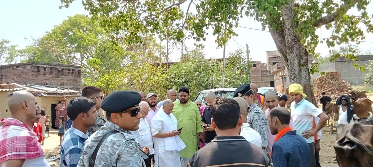 पूर्व सांसद ने कुटुंबा व नरहर गांव पहुंचकर पीड़ित परिजनों से मिल दी सांत्वना