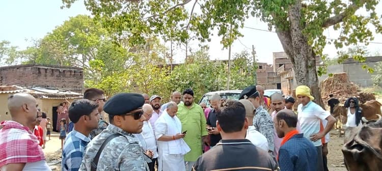 पूर्व सांसद ने कुटुंबा व नरहर गांव पहुंचकर पीड़ित परिजनों से मिल दी सांत्वना