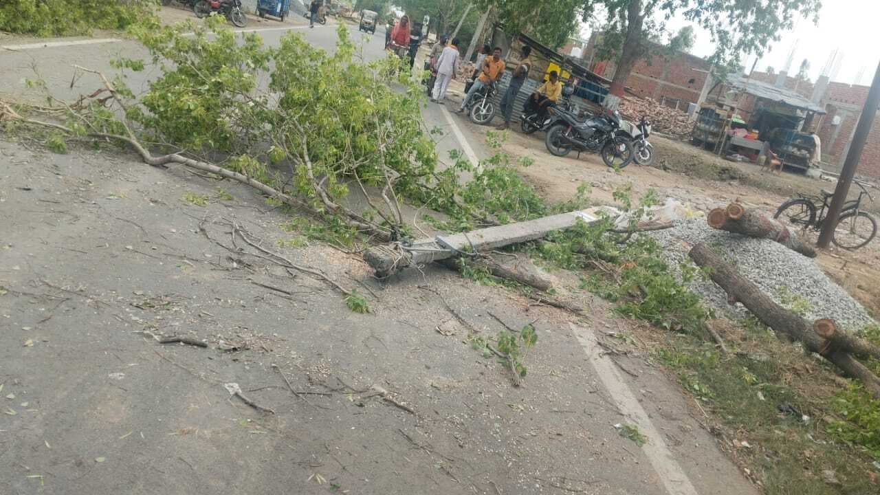 तेज आंधी में सड़कों पर गिरा पेड़ और पोल, बाल-बाल बचे बाइक सवार
