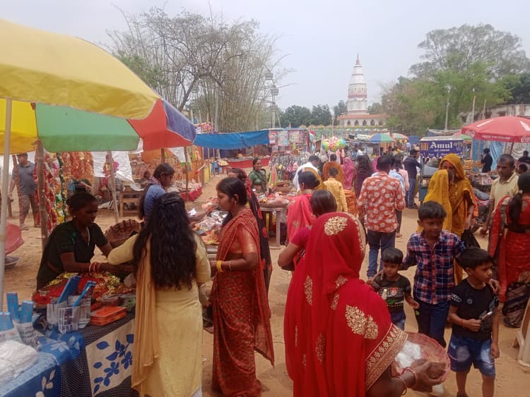 विष्णुगढ़ के चौथा में रामराज्य मेला में भक्तों की भीड़