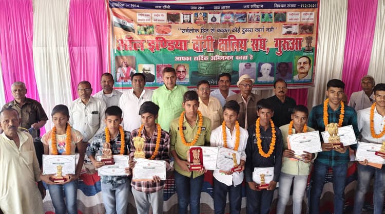 सम्मानित हुए उत्कृष्ट प्रदर्शन करनेवाले स्टूडेंट्स