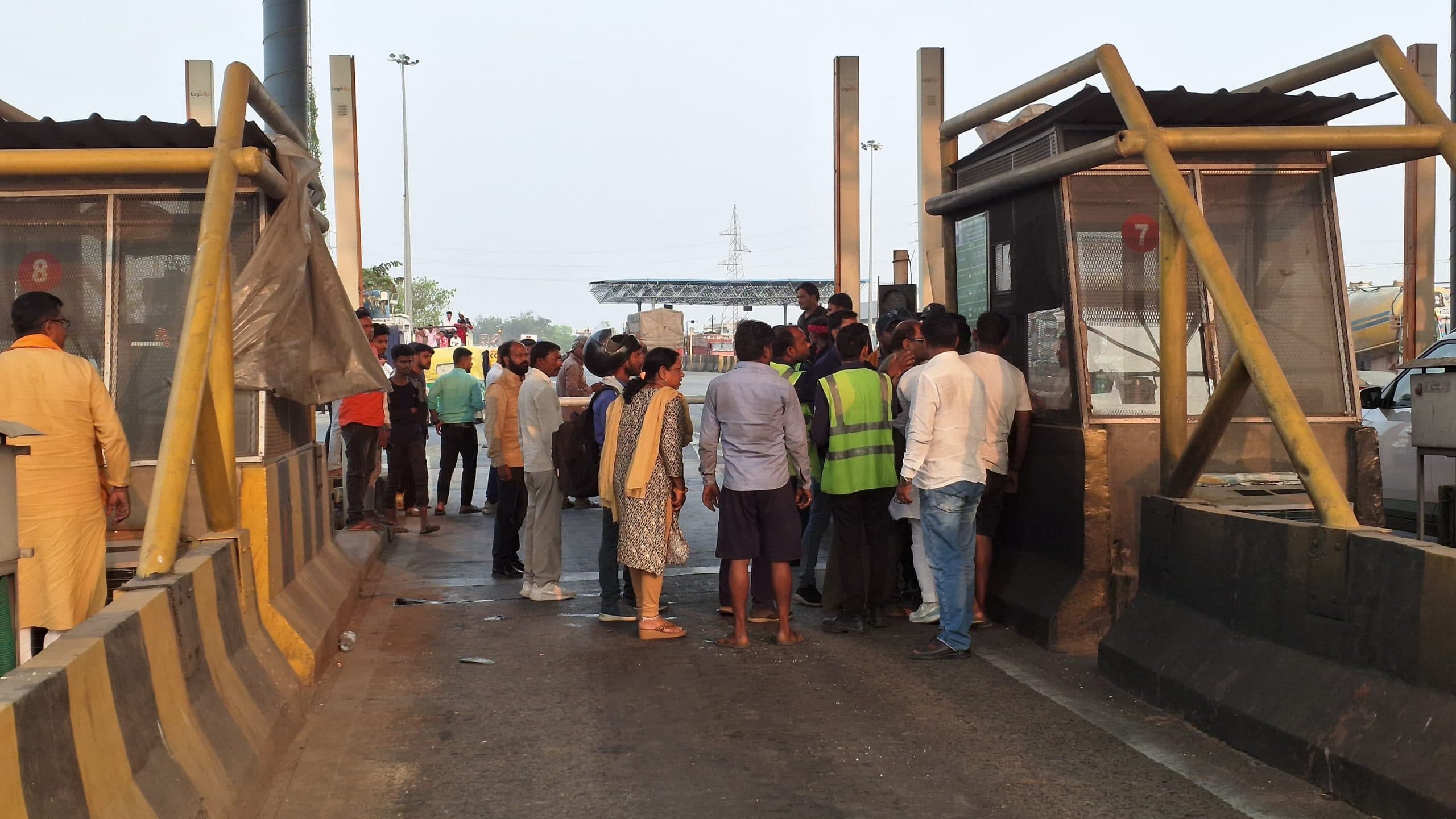 टोल पर दुर्व्यवहार के आरोपित टीसी बर्खास्त, दो पीसी को थमाया नोटिस