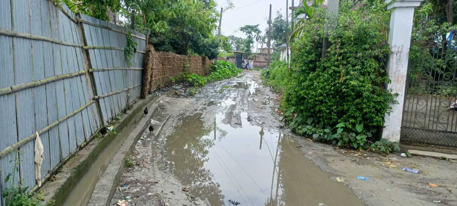 ग्रामीणों को पक्की सड़क का इंतजार