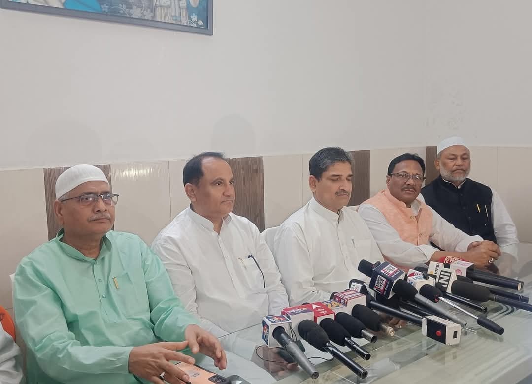 वक्फ संशोधन कानून के खिलाफ इंडिया गठबंधन के नेताओं ने दिखाई एकजुटता