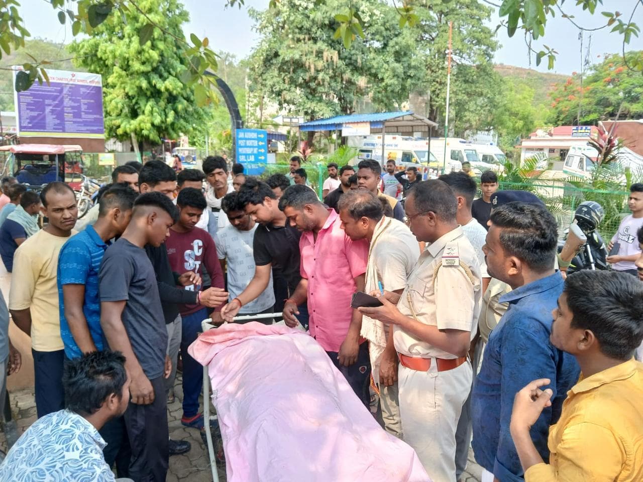 मछली लोड पिकअप वाहन पलटा, युवक की मौत