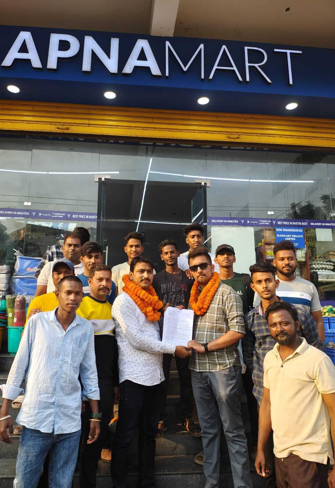 Jamshedpur news. कदमा अपना मार्ट के कर्मियों का आंदोलन वार्ता के बाद स्थगित