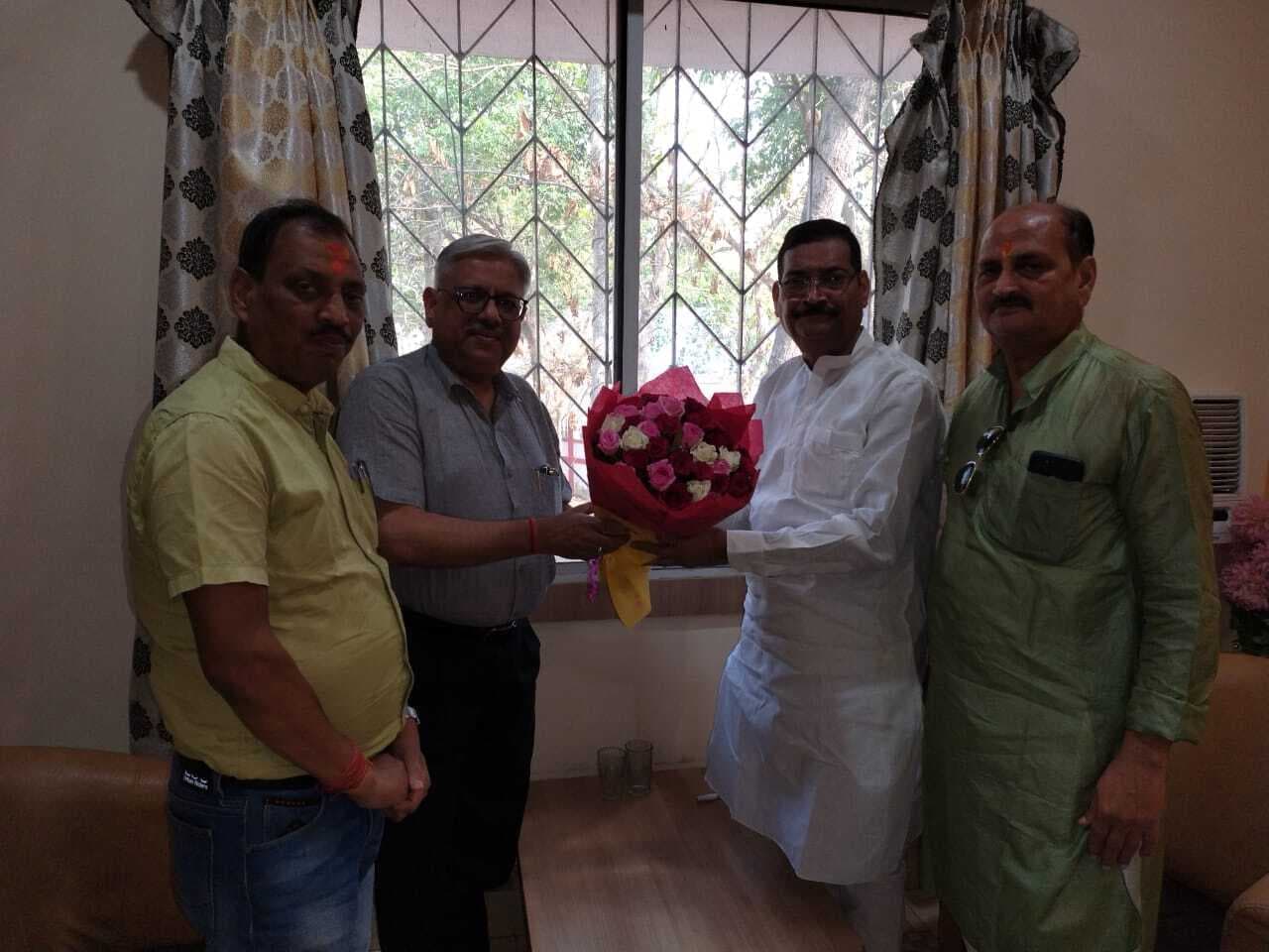 deoghar news : राज्यसभा सांसद दीपक प्रकाश से मिले एम्स निदेशक, सेंट्रल स्कूल निर्माण का रास्ता होगा साफ