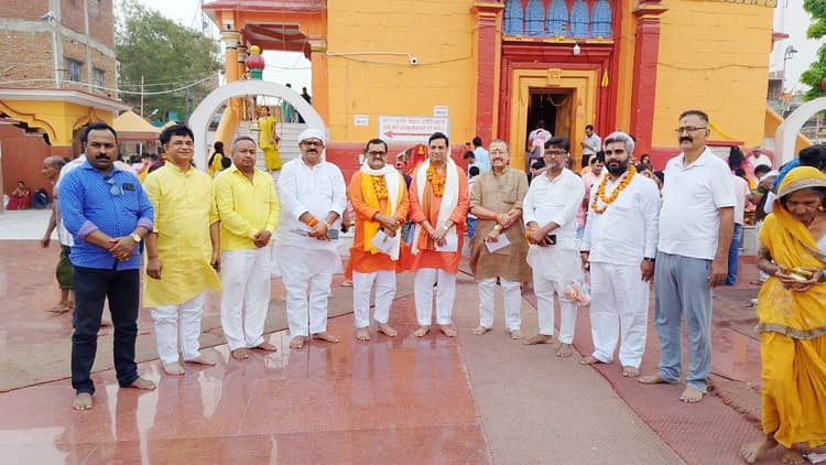 Aurangabad News : सूर्य मंदिर में पूजा-अर्चना कर श्रद्धालुओं ने मांगी सुख-समृद्धि