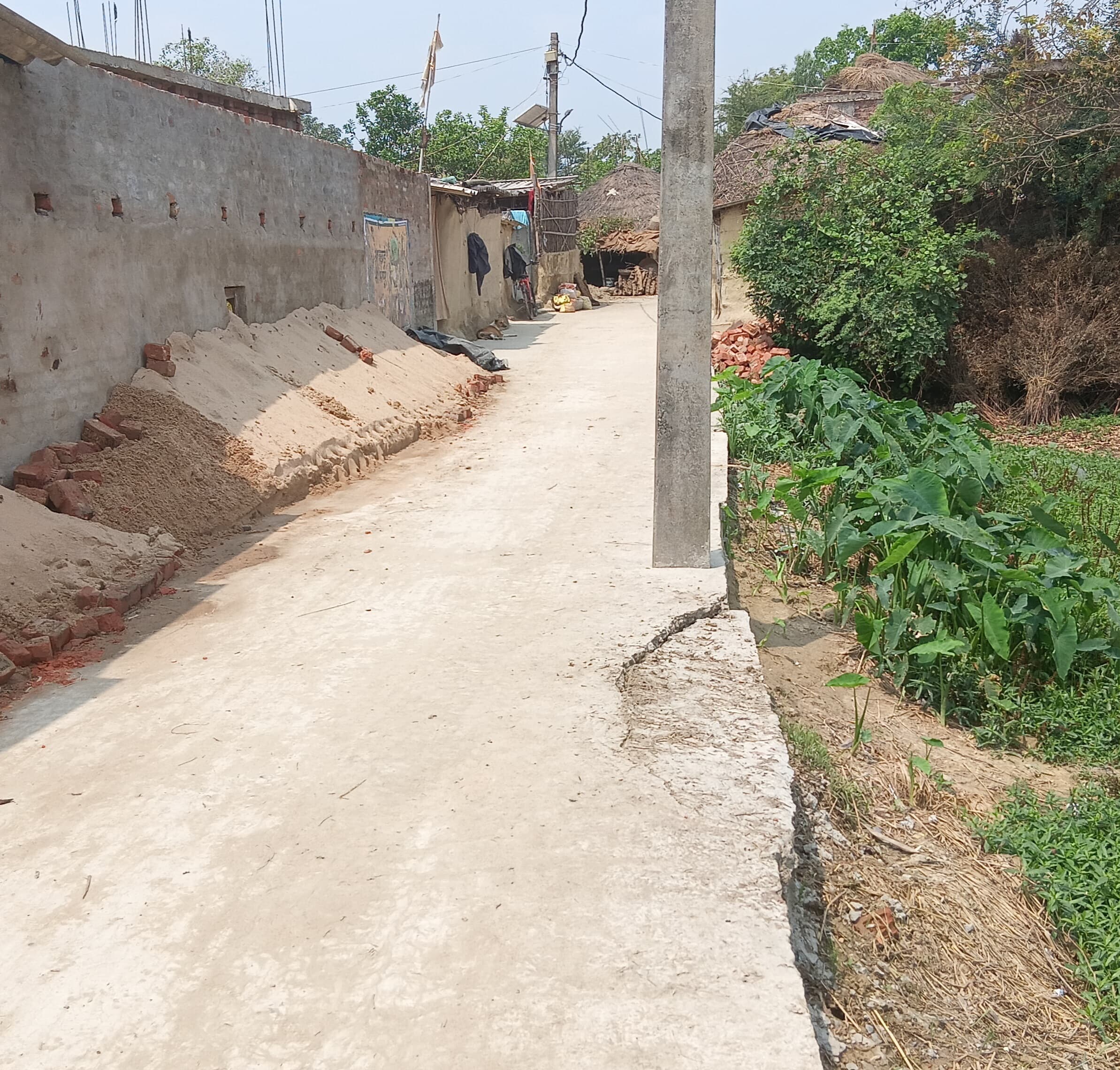 Madhubani News :11 लाख रुपये खर्च कर बनी सड़क दो माह में टूटी