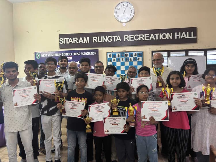 Chaibasa News : अंडर-19 में अनमोल प्रथम व हर्ष मुरारका द्वितीय