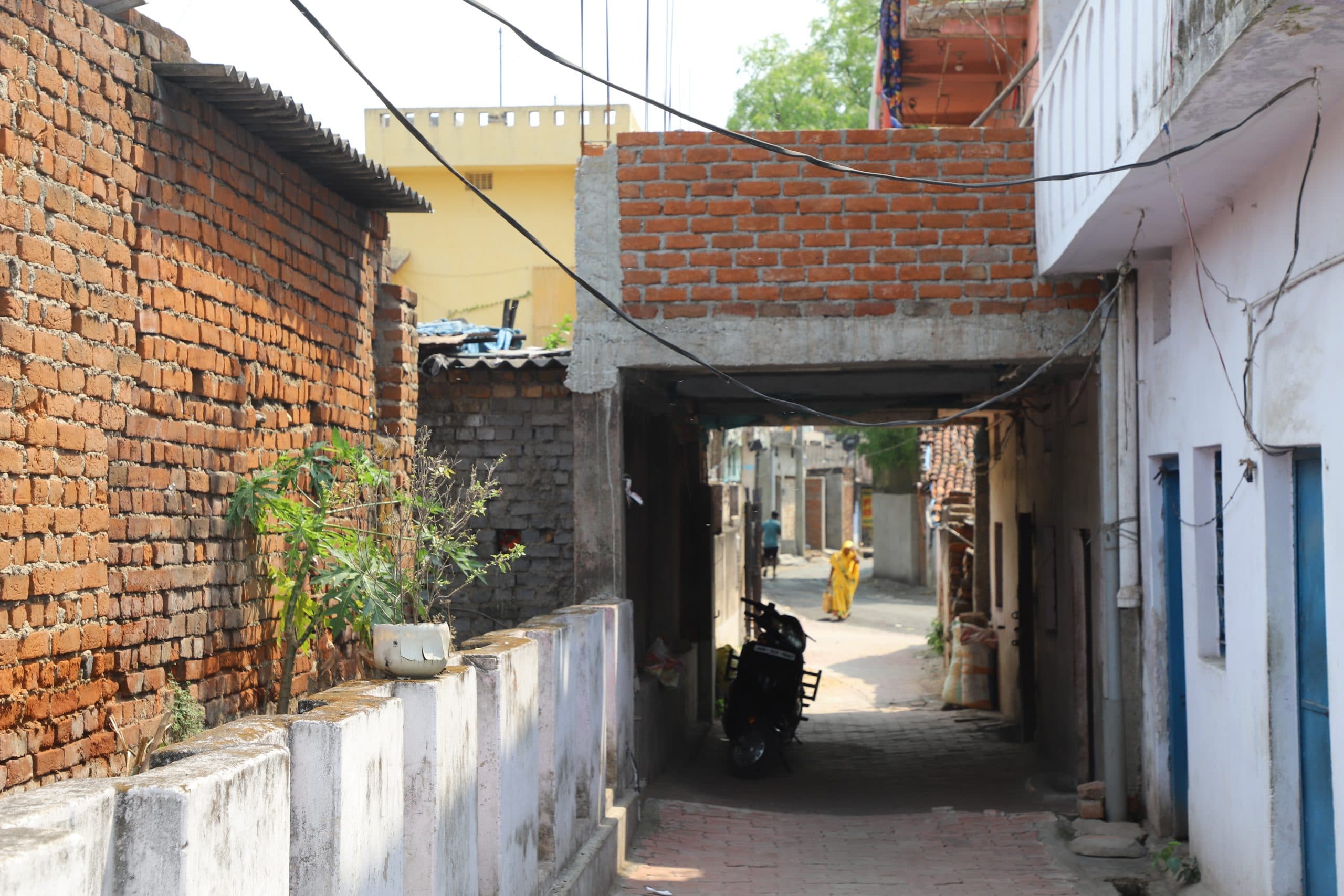 Jamshedpur News : नीचे सड़क, ऊपर बना दिया मकान, एसडीओ, डीएमसी से शिकायत के बाद भी निर्माण जारी