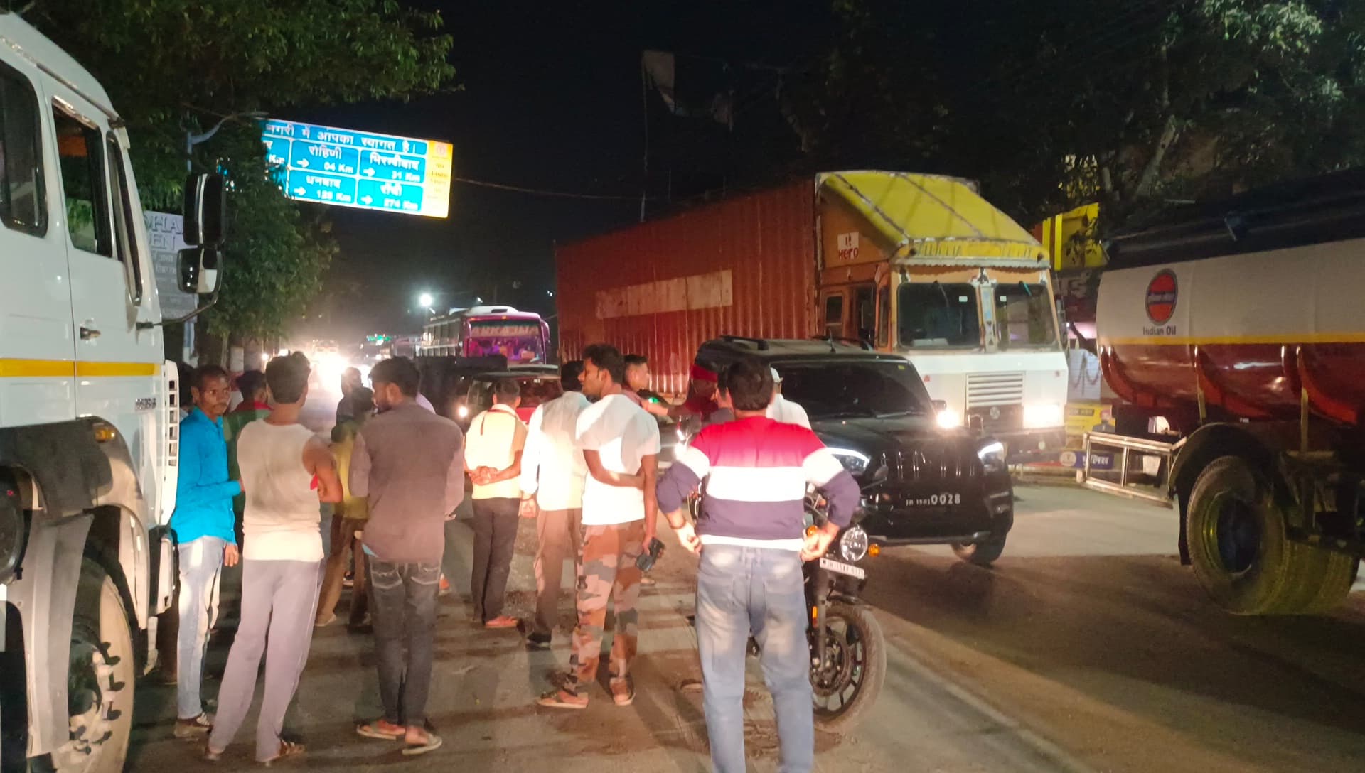 deoghar news : नशे में धुत व्यक्ति में सड़क पर खड़ी की गाड़ी, एक घंटे तक रोड जाम