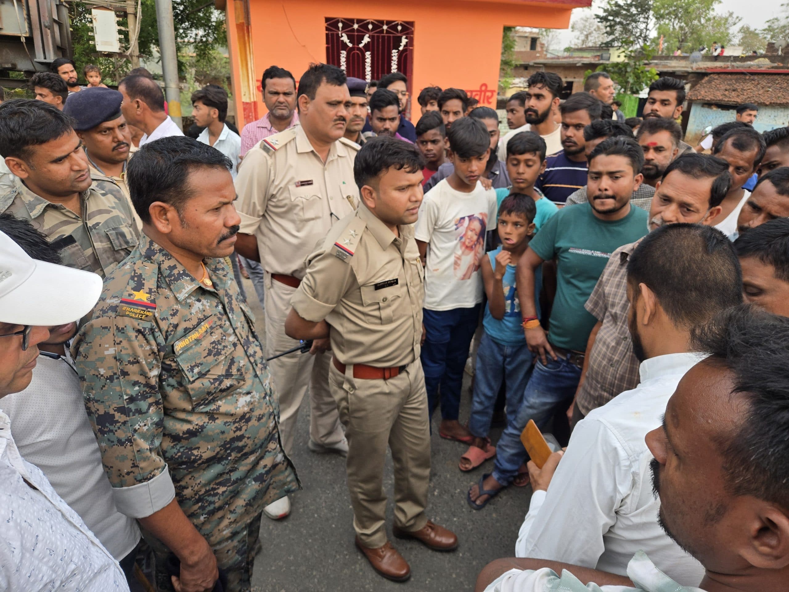 deoghar news : ट्रिपल लोड बाइक सवार के धक्के से बच्ची की मौत, चार घंटे सड़क जाम