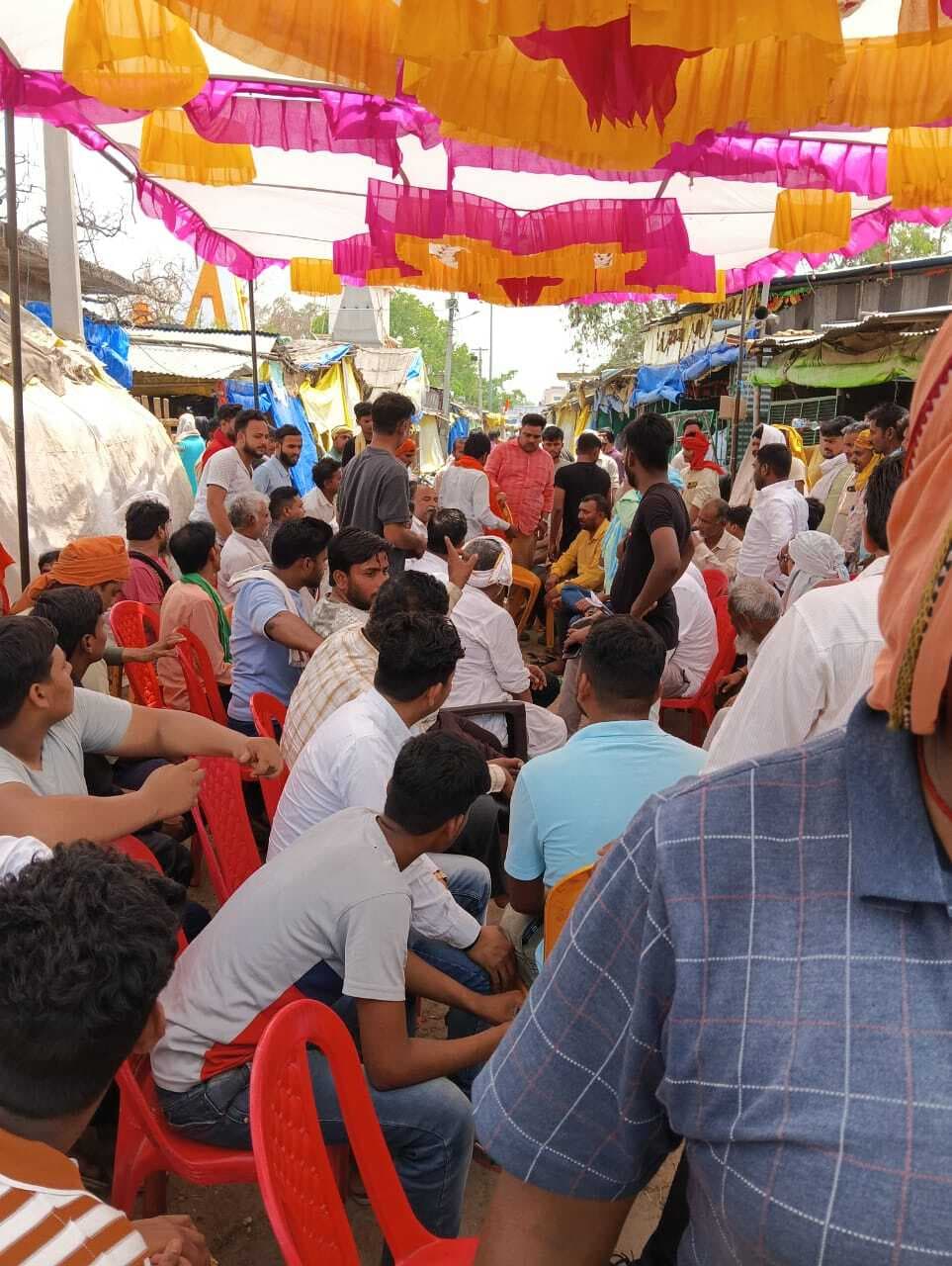 व्यवसायियों ने तीसरे दिन भी दुकानों को बंद कर किया प्रदर्शन