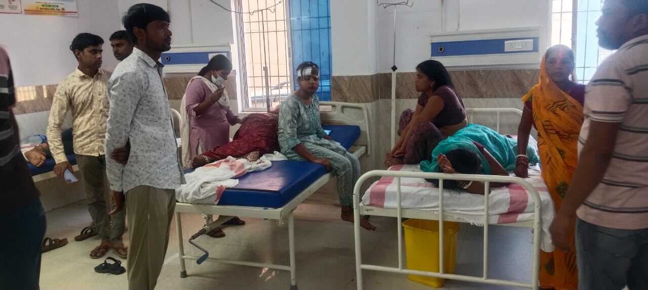 पिकअप वैन व कार में टक्कर, 10 यात्री घायल