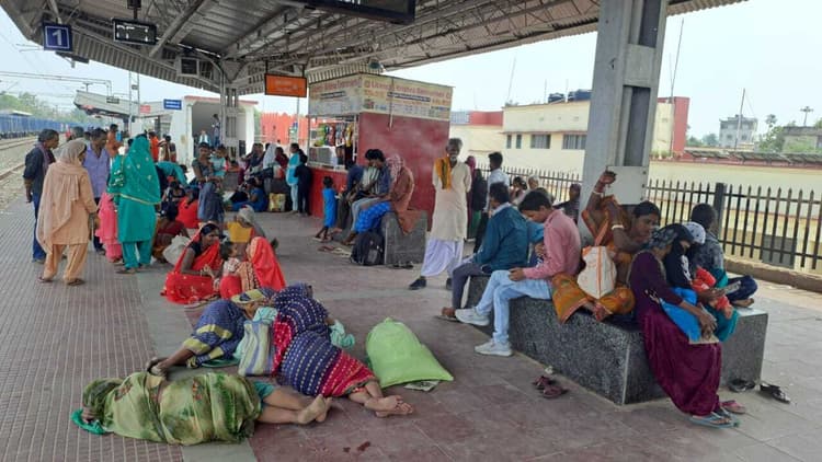 मुंगेर रेलवे स्टेशन पर यात्री सुविधा बदहाल, गंदगी से लोग परेशान