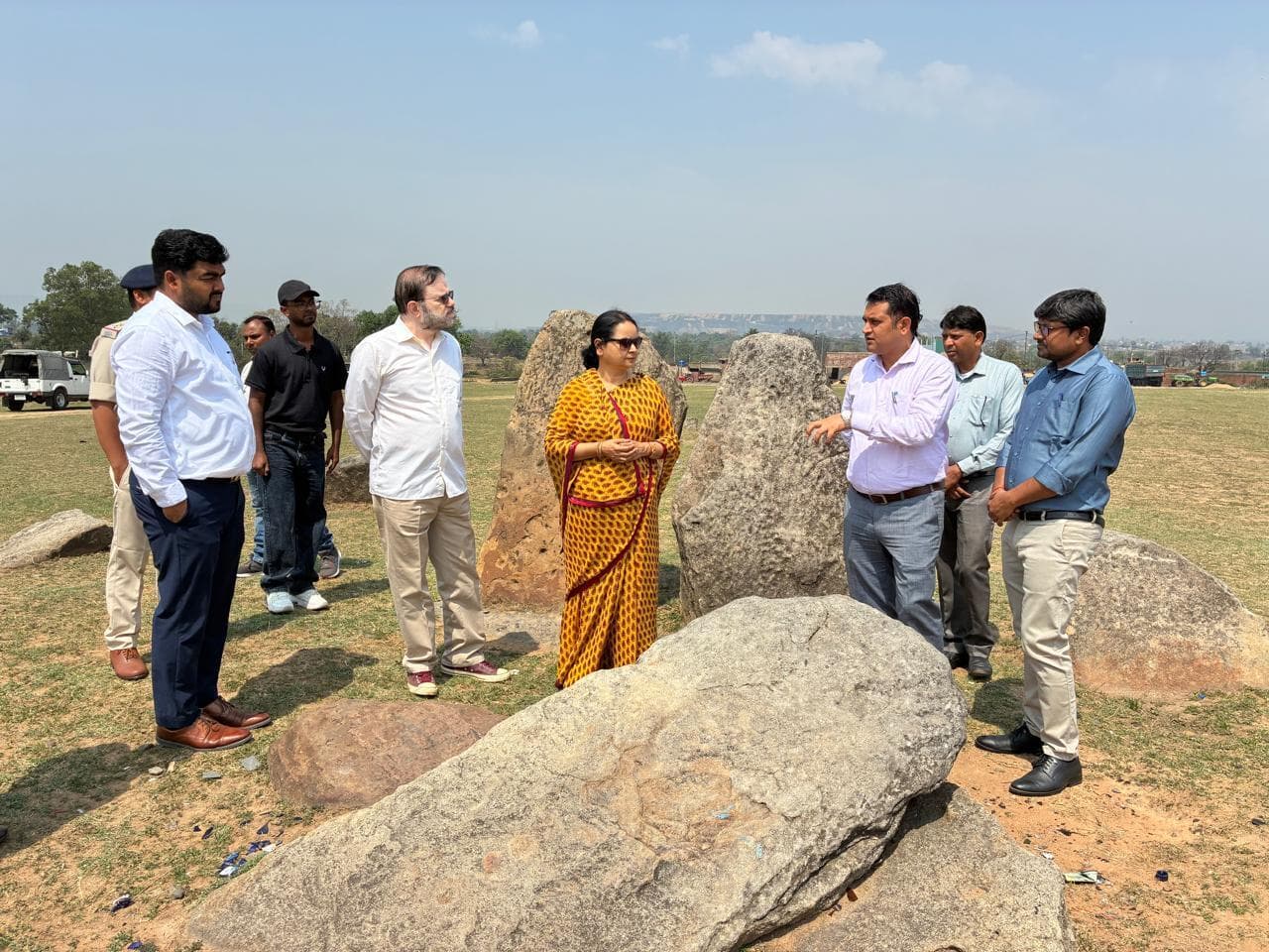 मुख्य सचिव ने किया मेगालिथ एवं इसको गुफा का अवलोकन