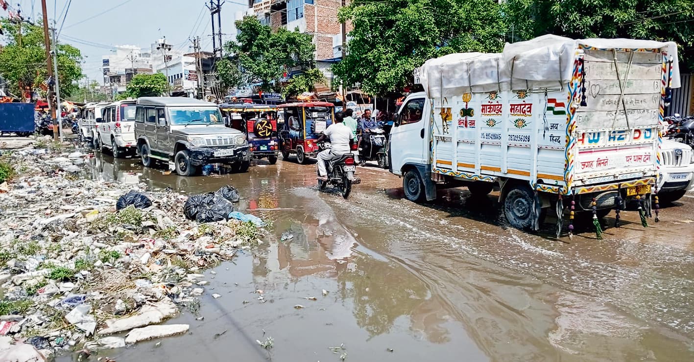 siwan news : सड़क पर बह रहे नाले के पानी से राहगीर परेशान