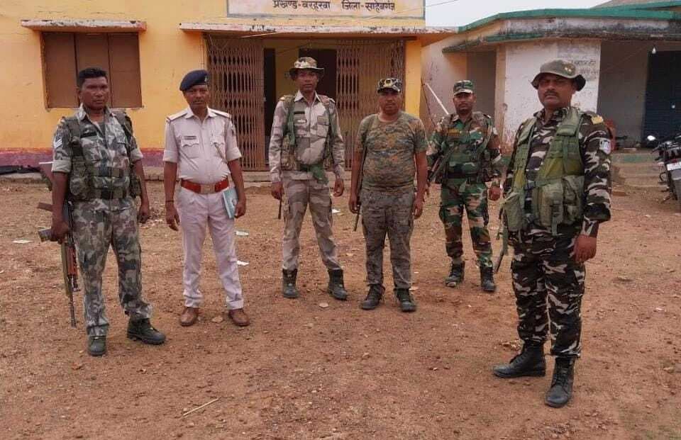 झारखंड-बंगाल की सीमा पर चौकसी के लिए झारखंड पुलिस के लगाये गये 10 जवान और 2 पुलिस