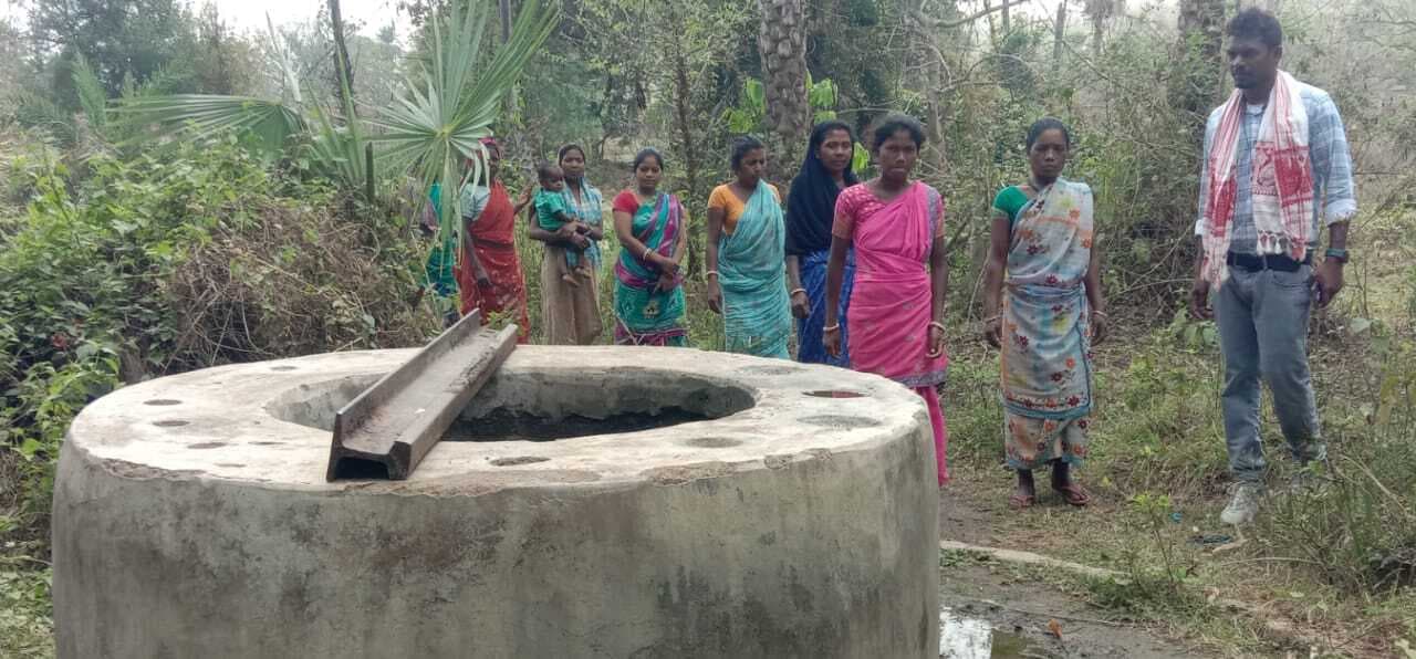 पोल से नाला पार कर पानी लाना ग्रामीणों की मजबूरी