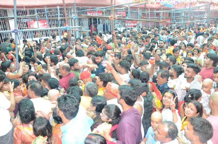 Deoghar news : बाबा मंदिर में उमड़ी भक्तों की भीड़, एसडीओ सहित अधिकारियों ने संभाला मोरचा