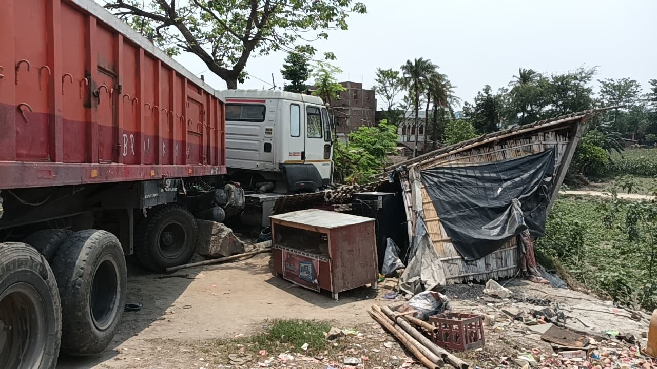 संगम घाट पुल के पास बेकाबू ट्रक दुकान में घुसा