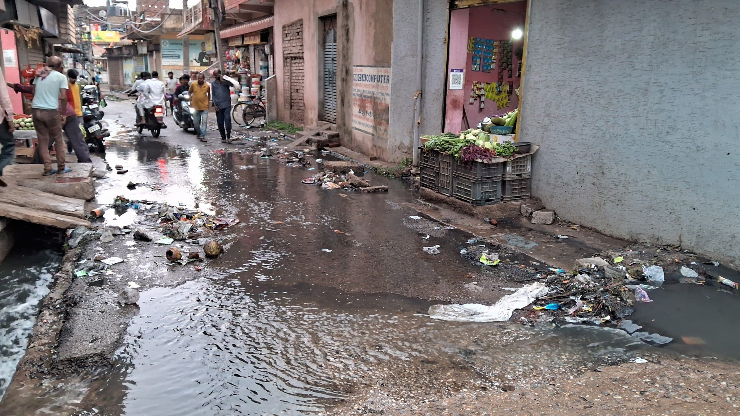 Ranchi News : आधे घंटे की बारिश में नालियां उफनीं, सड़कों पर पसरी गंदगी