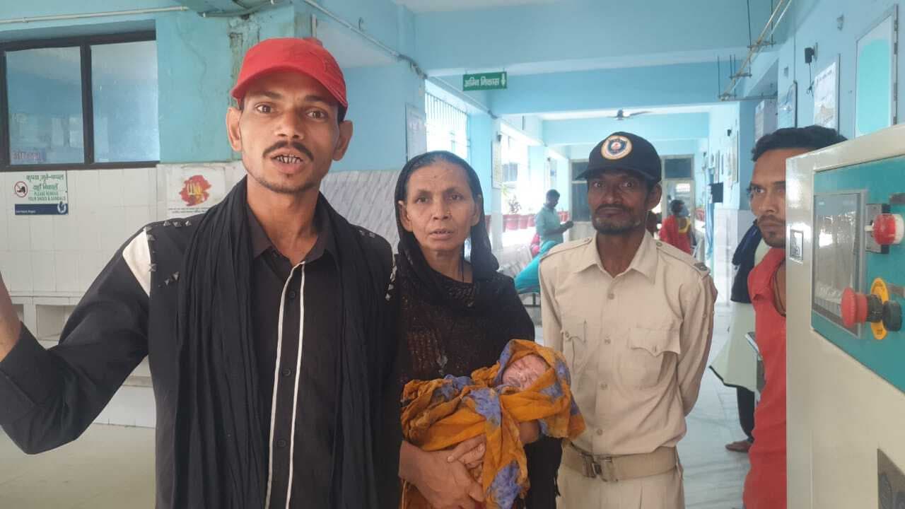 चिकित्सक पर लापरवाही का आरोप लगाकर परिजनों ने किया हंगामा