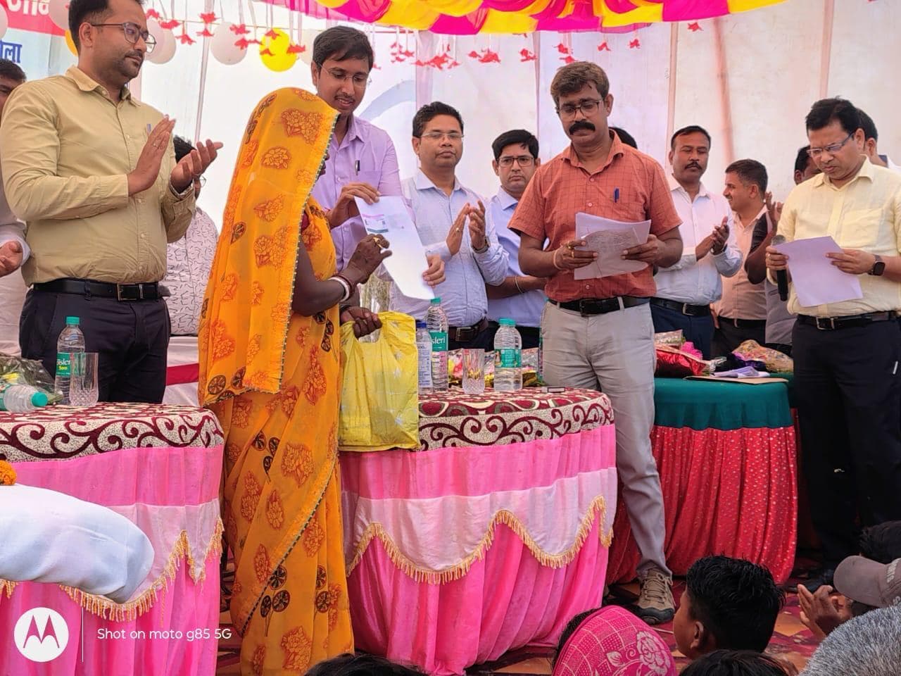 अमौसी में शिविर लगाकर सरकार की कल्याणकारी योजनाओं का दिया गया लाभ