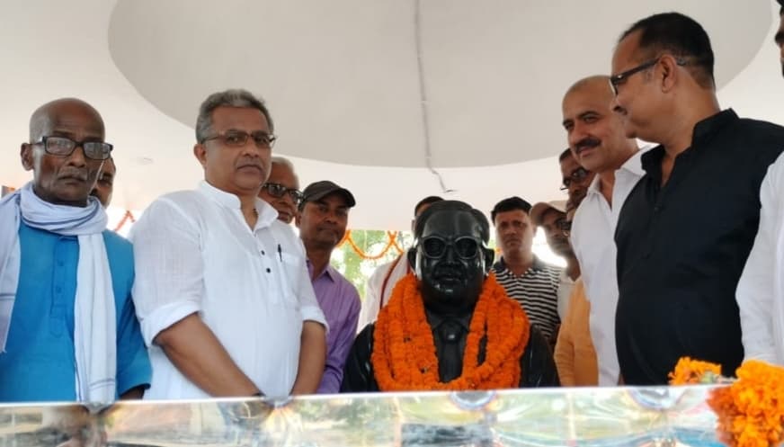 Madhubani News : मंत्री ने बाबा साहेब की प्रतिमा का किया अनावरण