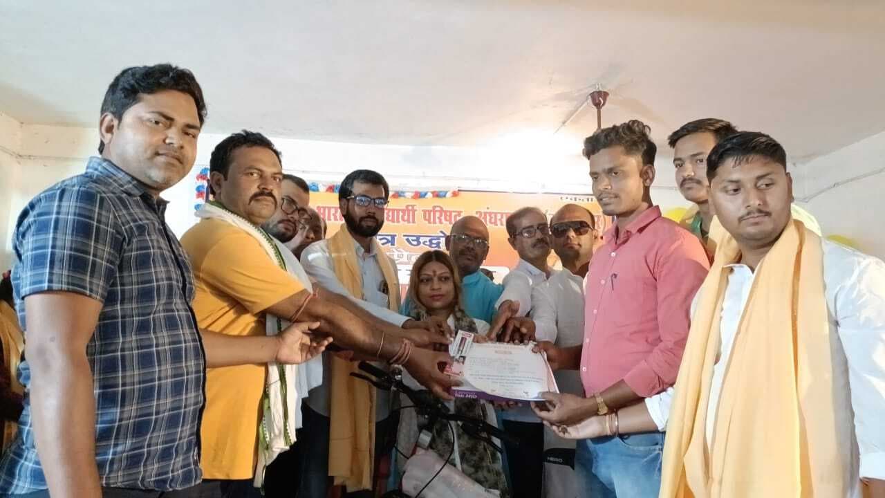 Madhubani News : प्रतिभा सम्मान समारोह में छात्रों को किया पुरस्कृत