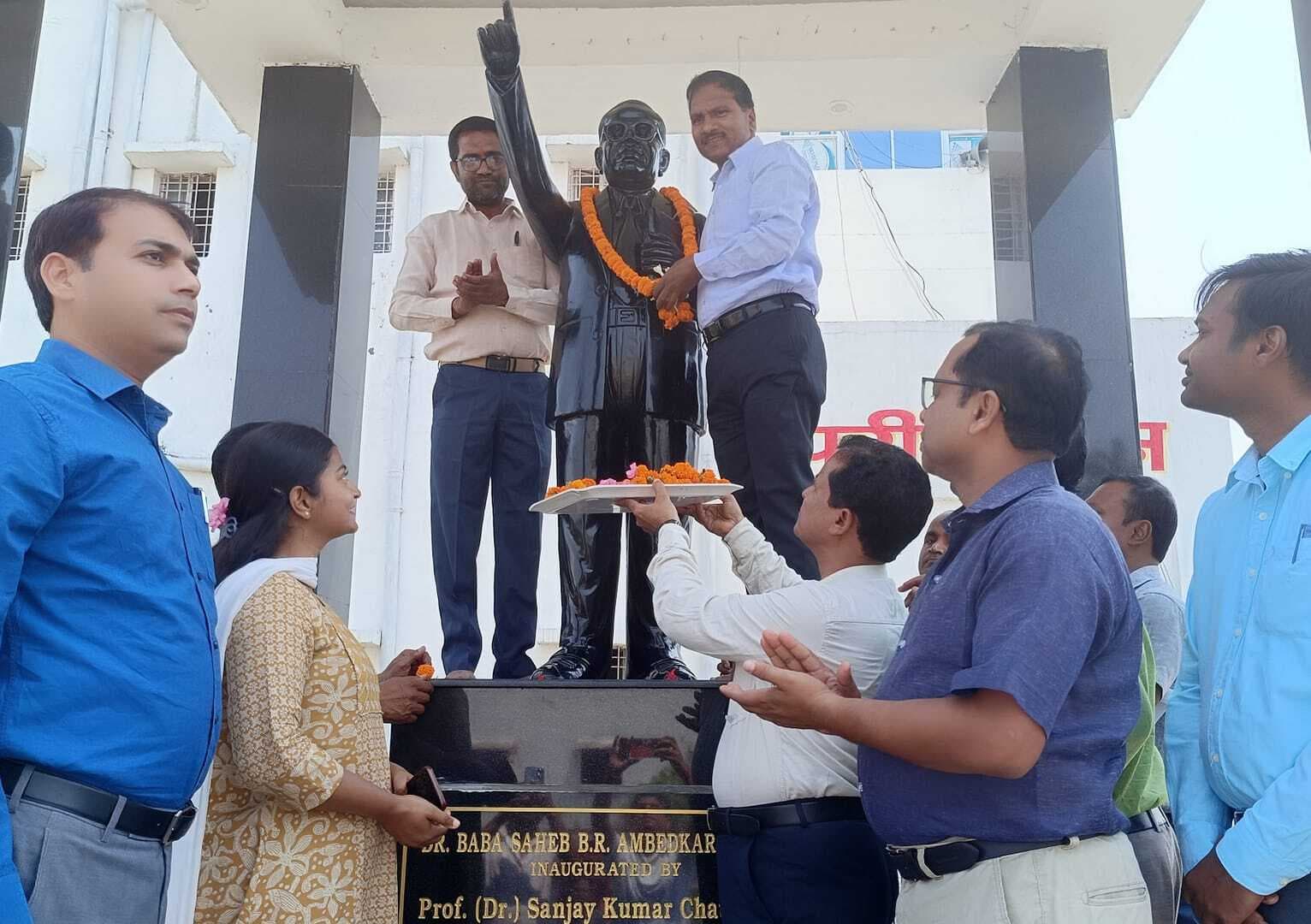 Madhubani News : सच्चे समाज सुधारक थे बाबा साहेब : प्रधानाचार्य