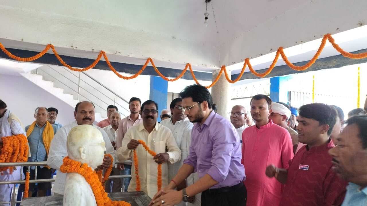 Madhubani News : देश के संविधान निर्माण में डॉ. आंबेडकर के योगदान को जानती है दुनिया : डीएम