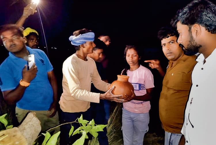 Gopalganj News : यूपी में ट्रेन से गिर कर गवंदरी गांव के युवक की गयी जान, मचा कोहराम