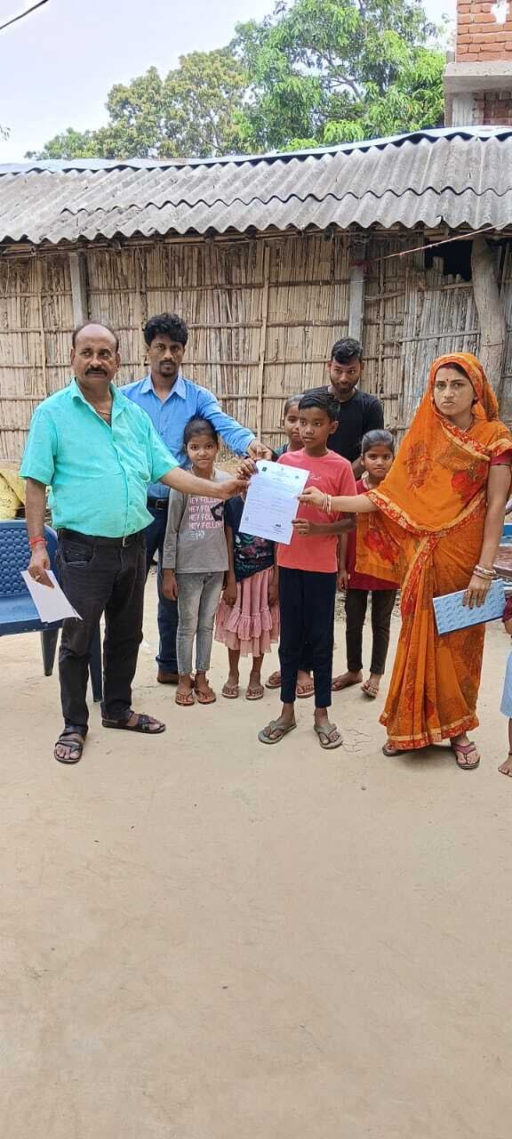 Madhubani News : महादलित बस्ती में जन्म प्रमाण पत्र का किया वितरण