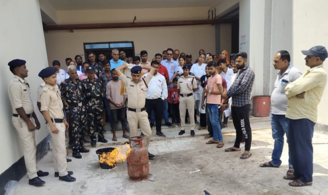 Madhubani News : मॉक ड्रील कर आग से बचाव की दी जानकारी