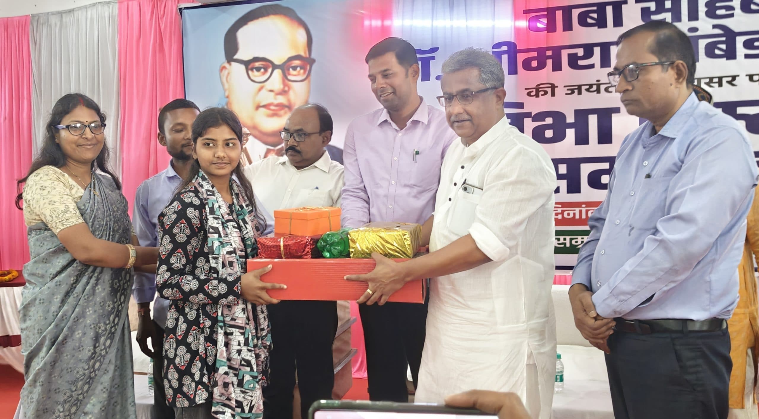 Madhubani News : उद्योग मंत्री ने स्कूल टॉपर को किया सम्मानित