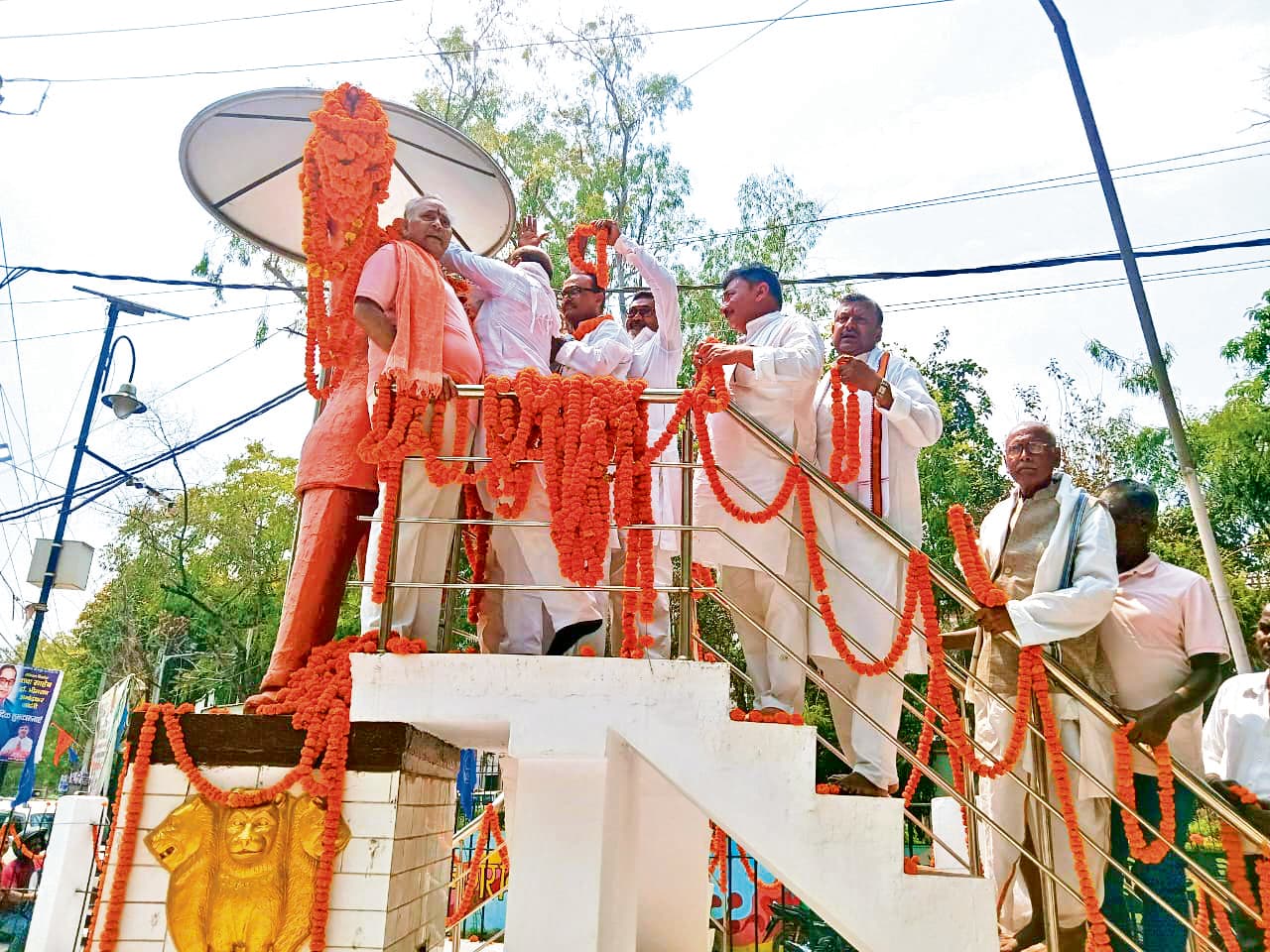 Ara News : संविधान के शिल्पकार को लोगों ने दी श्रद्धांजलि