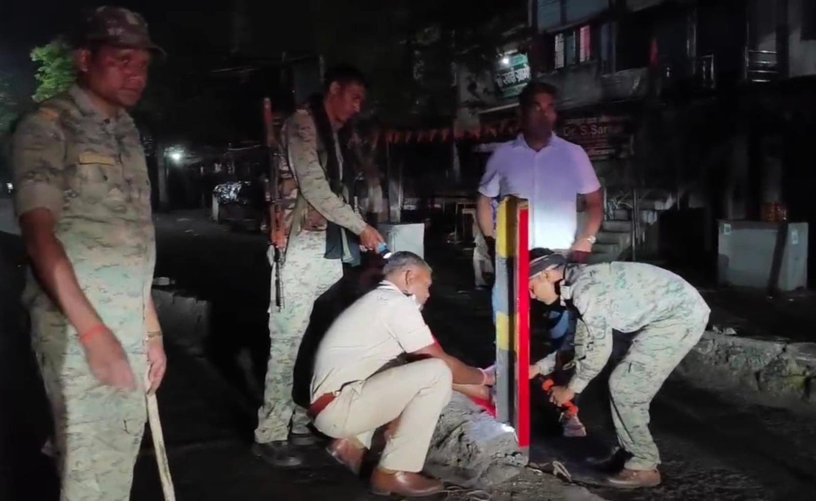 Bokaro News : पुलिस ने डिवाइडर पर लगाया रेडियम स्टिकर