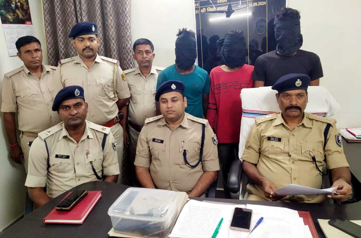 लड़की को ब्लैकमेल कर रहा था गौरव, मोबाइल नहीं देने पर मारी थी गोली, तीन गिरफ्तार