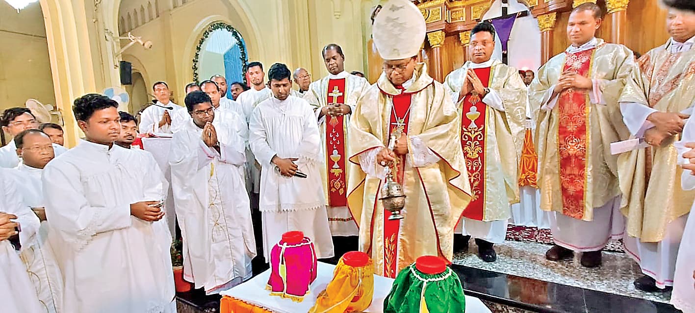 ranchi news : संत मरिया महागिरजाघर में क्रिज्म मिस्सा, पवित्र तेल की आशीष हुई