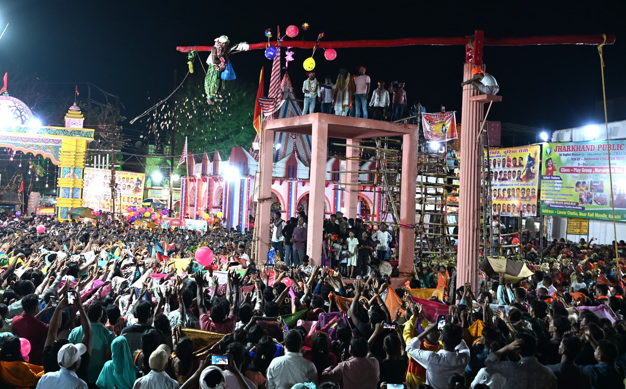 ranchi news : रांची में शिव मंडा झूलन कार्यक्रम, लकड़ी के खंभों पर झूले भोक्ता, कीलों पर लेटकर जतायी भक्ति