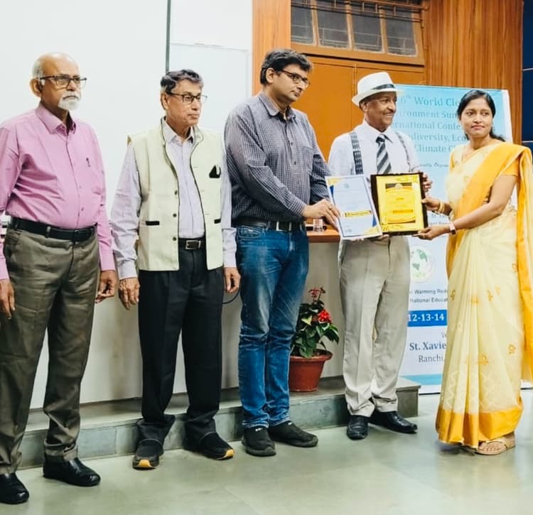 केबी वीमेंस कॉलेज की अदिति टीचिंग एक्सीलेंस अवार्ड से सम्मानित