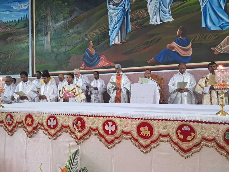 कैथोलिक आश्रम में क्रिसमस पूजन विधि का आयोजन