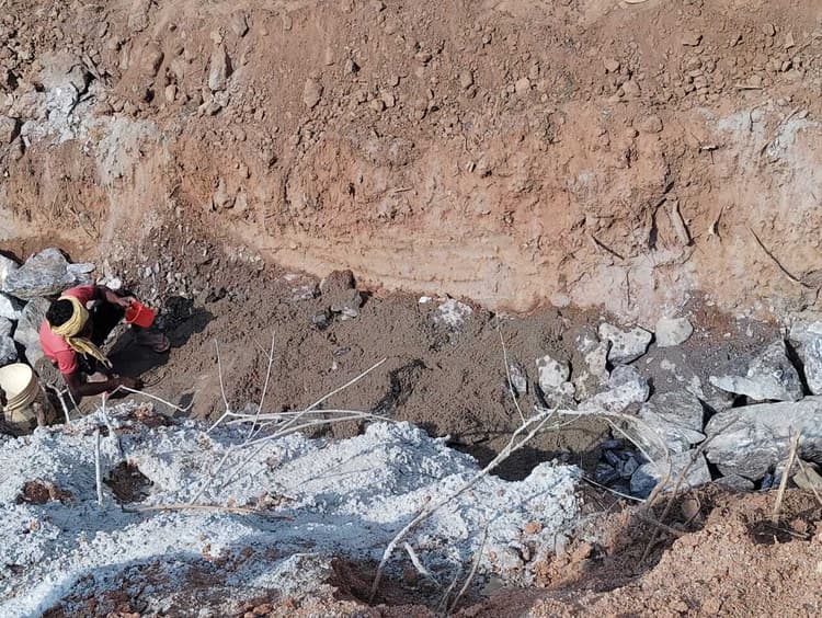 सड़क निर्माण में अनियमितता, ग्रामीणों ने रोका निर्माण कार्य