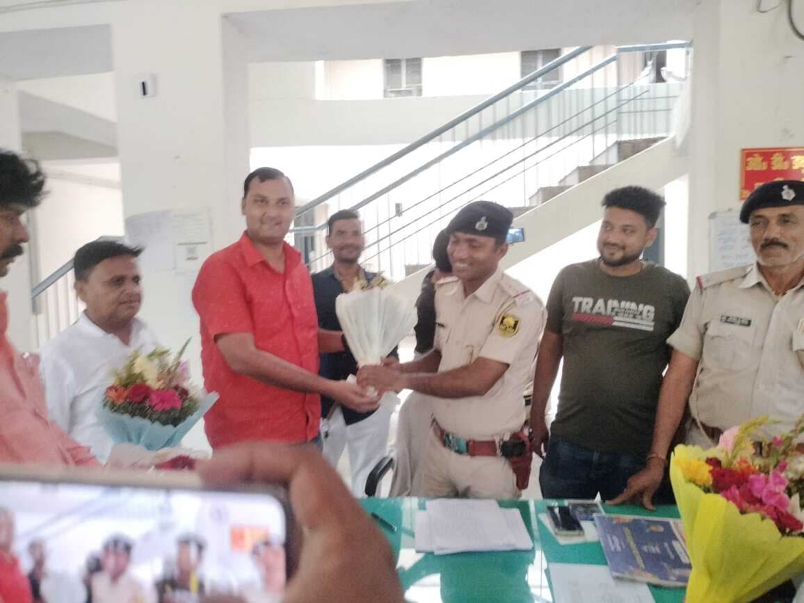 माखर उर्स कमेटी ने थानेदार को किया सम्मानित